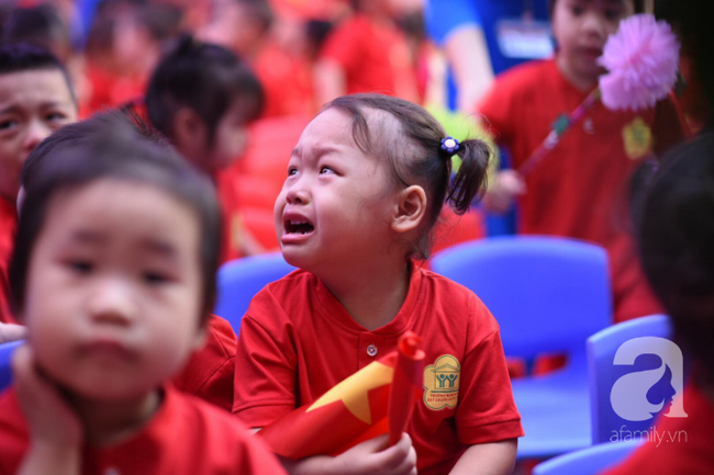 Ngắm những khoảnh khắc không thể nào quên khi các bé òa khóc, ngáp ngủ trong lễ khai giảng sáng nay - Ảnh 5.