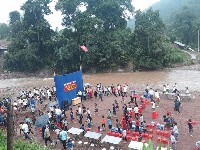 Hình ảnh xót xa trong ngày khai giảng vùng cao: Học sinh Lai Châu mừng năm học mới bên bãi đất trống ven sông - Ảnh 3.