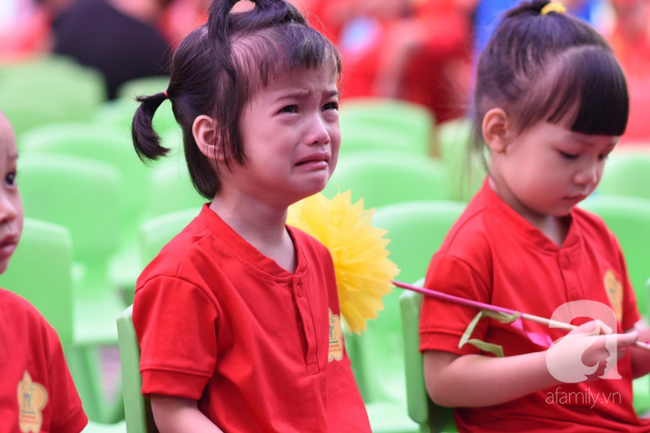 Ngắm những khoảnh khắc không thể nào quên khi các bé òa khóc, ngáp ngủ trong lễ khai giảng sáng nay - Ảnh 6.