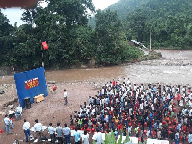 Hình ảnh xót xa trong ngày khai giảng vùng cao: Học sinh Lai Châu mừng năm học mới bên bãi đất trống ven sông - Ảnh 2.