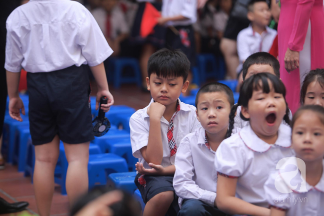 Ngắm những khoảnh khắc không thể nào quên khi các bé òa khóc, ngáp ngủ trong lễ khai giảng sáng nay - Ảnh 27.