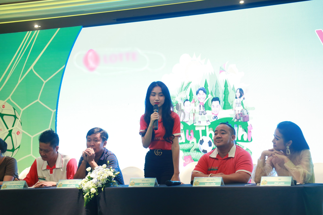 Hậu scandal bị fan Kpop khủng bố, Hòa Minzy xuất hiện kém tươi trong họp báo - Ảnh 2. Hậu scandal bị fan Kpop khủng bố, Hòa Minzy xuất hiện kém tươi trong họp báo - Ảnh 2.