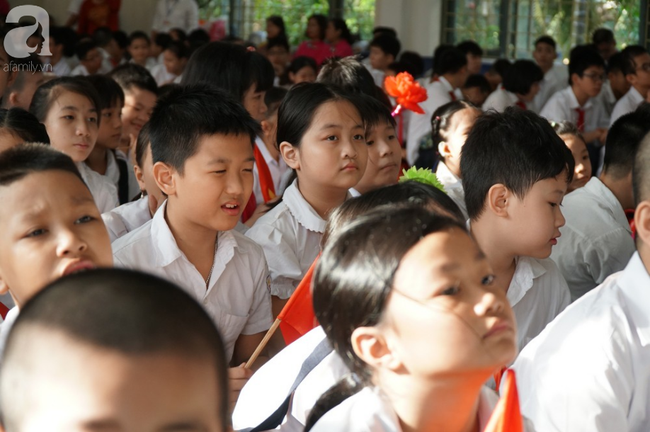 Về dự khai giảng ở ngôi trường hàng trăm em học sinh hát Quốc ca bằng tay gây xúc động mạnh giữa Hà Nội - Ảnh 13.
