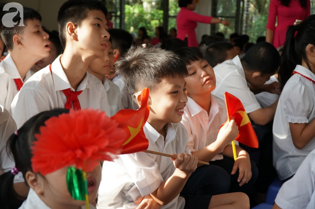 Về dự khai giảng ở ngôi trường hàng trăm em học sinh hát Quốc ca bằng tay gây xúc động mạnh giữa Hà Nội - Ảnh 11.