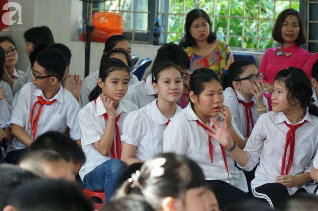 Về dự khai giảng ở ngôi trường hàng trăm em học sinh hát Quốc ca bằng tay gây xúc động mạnh giữa Hà Nội - Ảnh 12.