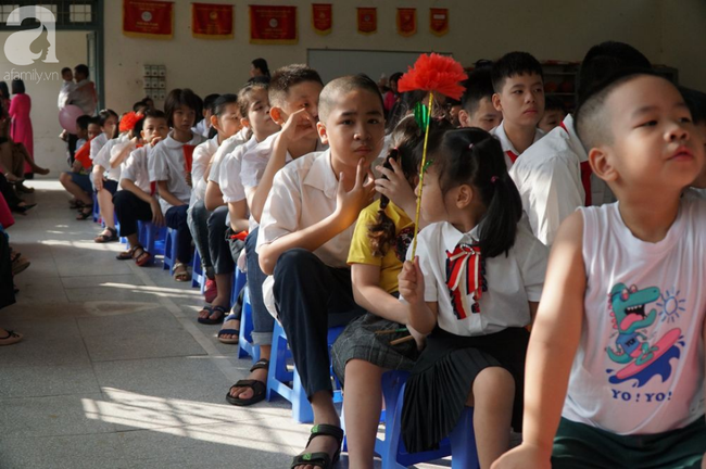 Về dự khai giảng ở ngôi trường hàng trăm em học sinh hát Quốc ca bằng tay gây xúc động mạnh giữa Hà Nội - Ảnh 8.