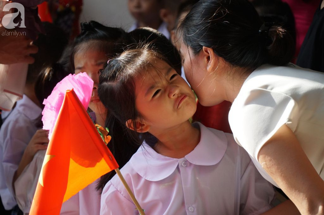 Về dự khai giảng ở ngôi trường hàng trăm em học sinh hát Quốc ca bằng tay gây xúc động mạnh giữa Hà Nội - Ảnh 16.