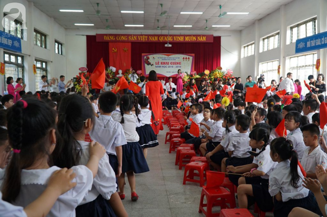 Về dự khai giảng ở ngôi trường hàng trăm em học sinh hát Quốc ca bằng tay gây xúc động mạnh giữa Hà Nội - Ảnh 5.