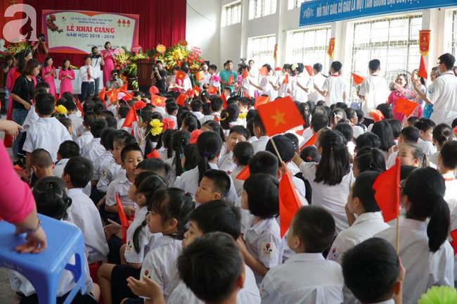 Về dự khai giảng ở ngôi trường hàng trăm em học sinh hát Quốc ca bằng tay gây xúc động mạnh giữa Hà Nội - Ảnh 7.