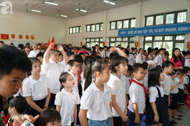 Về dự khai giảng ở ngôi trường hàng trăm em học sinh hát Quốc ca bằng tay gây xúc động mạnh giữa Hà Nội - Ảnh 3.