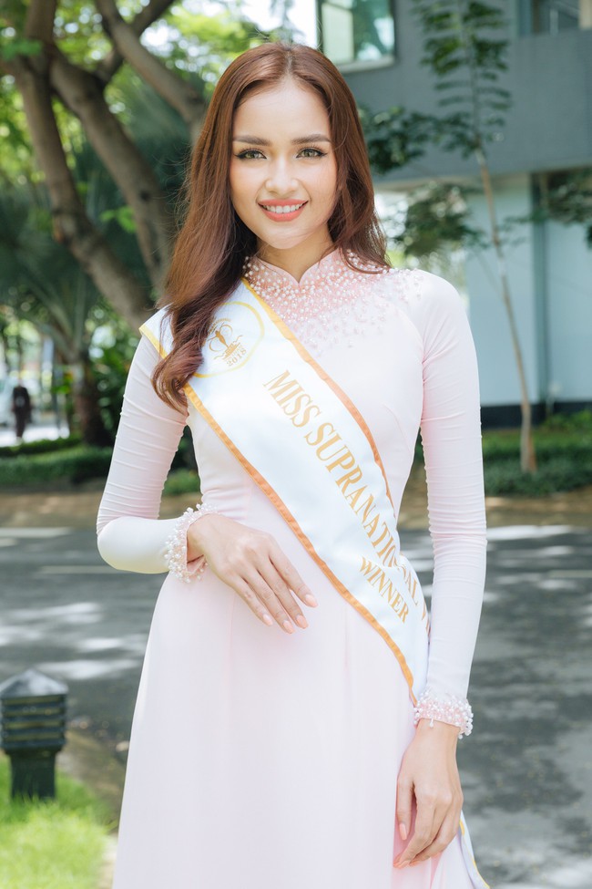 Hoa hậu Ngọc Châu về thăm trường cũ sau khi đăng quang Miss Supranational - Ảnh 1.