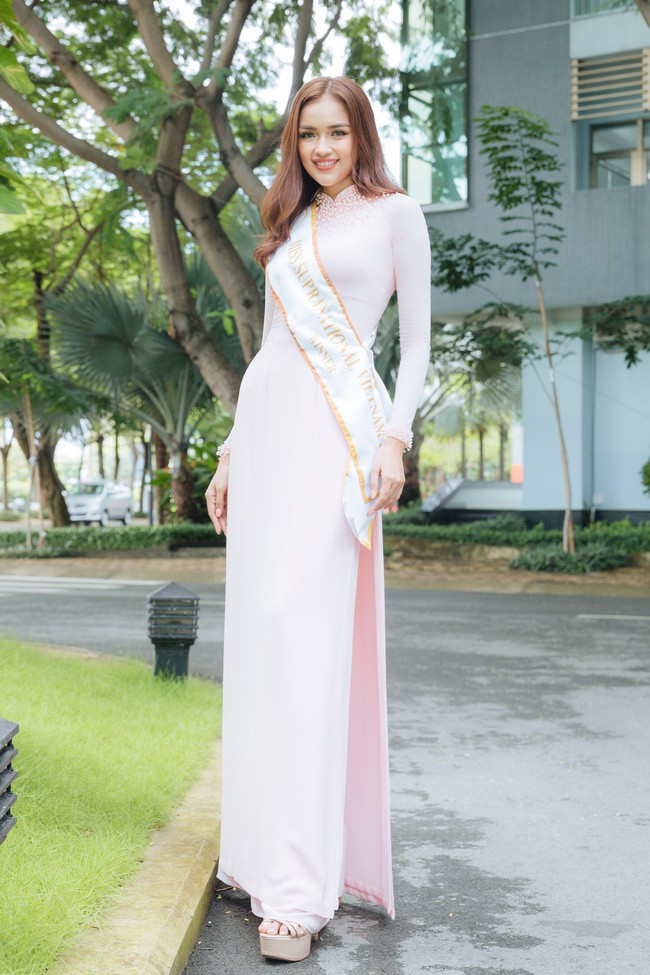 Hoa hậu Ngọc Châu về thăm trường cũ sau khi đăng quang Miss Supranational - Ảnh 2.