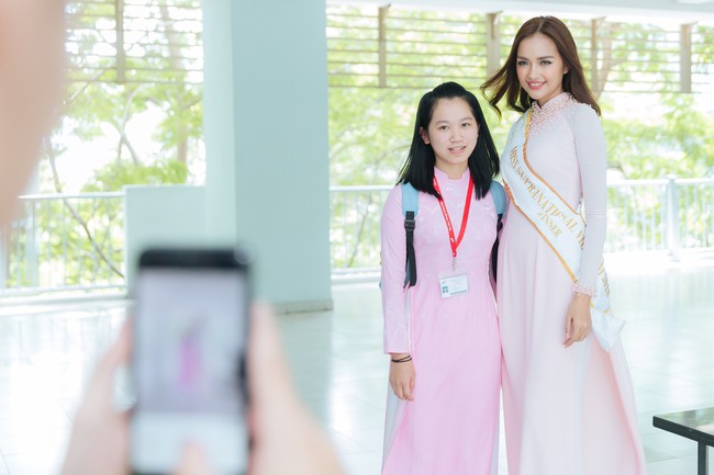 Hoa hậu Ngọc Châu về thăm trường cũ sau khi đăng quang Miss Supranational - Ảnh 7.