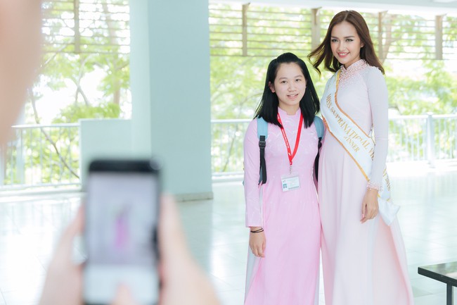 Hoa hậu Ngọc Châu về thăm trường cũ sau khi đăng quang Miss Supranational - Ảnh 7. Hoa hậu Ngọc Châu về thăm trường cũ sau khi đăng quang Miss Supranational - Ảnh 7.
