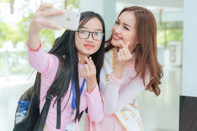 Hoa hậu Ngọc Châu về thăm trường cũ sau khi đăng quang Miss Supranational - Ảnh 8. Hoa hậu Ngọc Châu về thăm trường cũ sau khi đăng quang Miss Supranational - Ảnh 8.