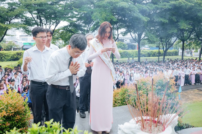 Hoa hậu Ngọc Châu về thăm trường cũ sau khi đăng quang Miss Supranational - Ảnh 3.