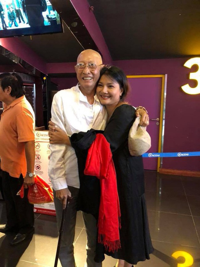 Sau khi xuất viện, diễn viên Lê Bình chống gậy, vui vẻ đi xem phim cùng bạn bè - Ảnh 1.