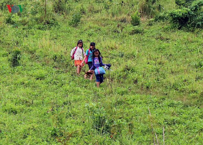Điện Biên: Vẫn còn cảnh học sinh chui túi nilon vượt suối lũ tới trường - Ảnh 19.