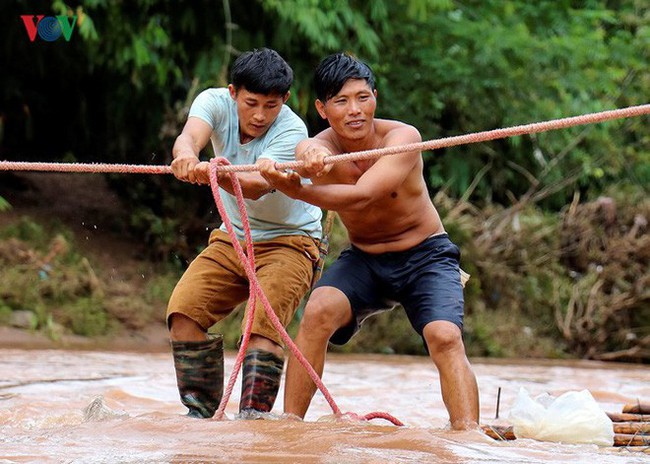 Điện Biên: Vẫn còn cảnh học sinh chui túi nilon vượt suối lũ tới trường - Ảnh 3.