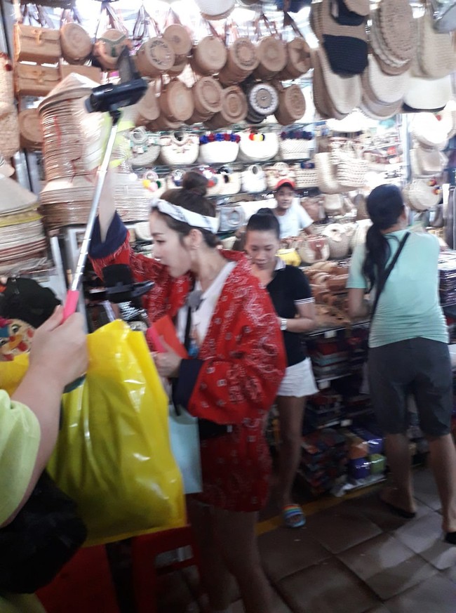 Thích thú trước loạt ảnh mỹ nhân Dara thả ga ăn vặt, vi vu khắp chợ Sài Gòn để mua sắm - Ảnh 5. Thích thú trước loạt ảnh mỹ nhân Dara thả ga ăn vặt, vi vu khắp chợ Sài Gòn để mua sắm - Ảnh 5.