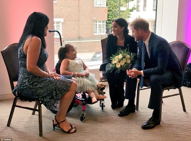 Nhìn thì rất sang nhưng Công nương Meghan Markle lại bị chê trách vì lỗi thời trang không ai ngờ - Ảnh 5.