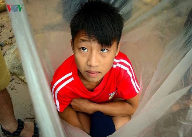 Điện Biên: Vẫn còn cảnh học sinh chui túi nilon vượt suối lũ tới trường - Ảnh 7.