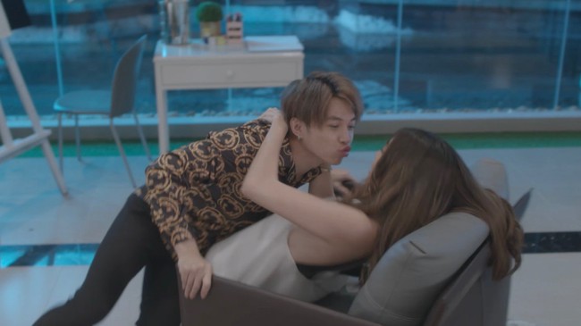 Mặc kệ chuyện bị chê ế chỏng chơ, Á hậu Thúy Vân vẫn say đắm hôn trai trẻ - Ảnh 6. Mặc kệ chuyện bị chê ế chỏng chơ, Á hậu Thúy Vân vẫn say đắm hôn trai trẻ - Ảnh 6.