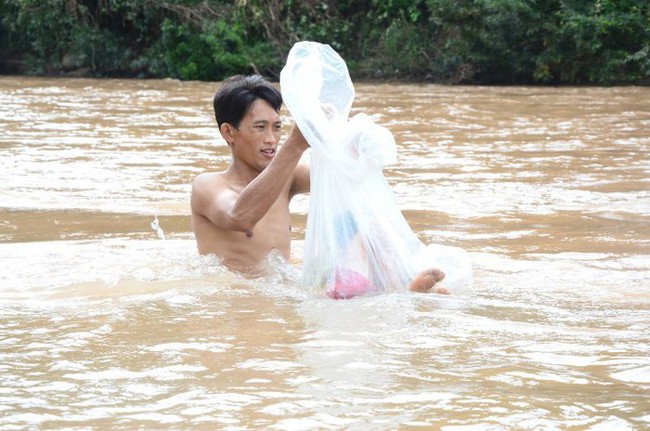 Giáo viên Huổi Hạ cũng từng phải chui túi nilon qua suối dạy học, thương các em mà không biết sao để thay đổi nghịch cảnh - Ảnh 1.