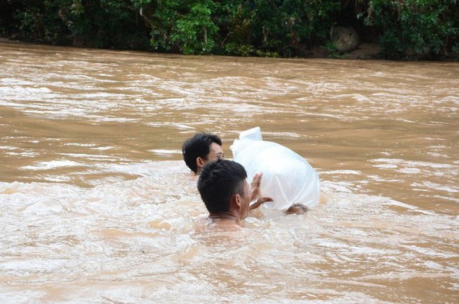 Giáo viên Huổi Hạ cũng từng phải chui túi nilon qua suối dạy học, thương các em mà không biết sao để thay đổi nghịch cảnh - Ảnh 2.