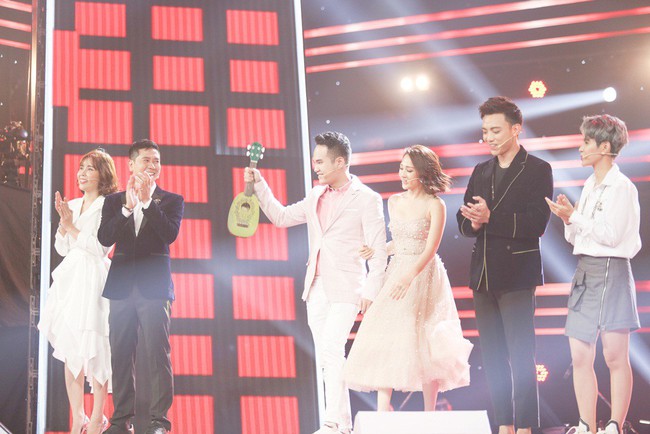 Ngồi ghế nóng The Voice Kids, Bảo Anh bị ức hiếp đến mức phải năn nỉ xin được nói  - Ảnh 1.