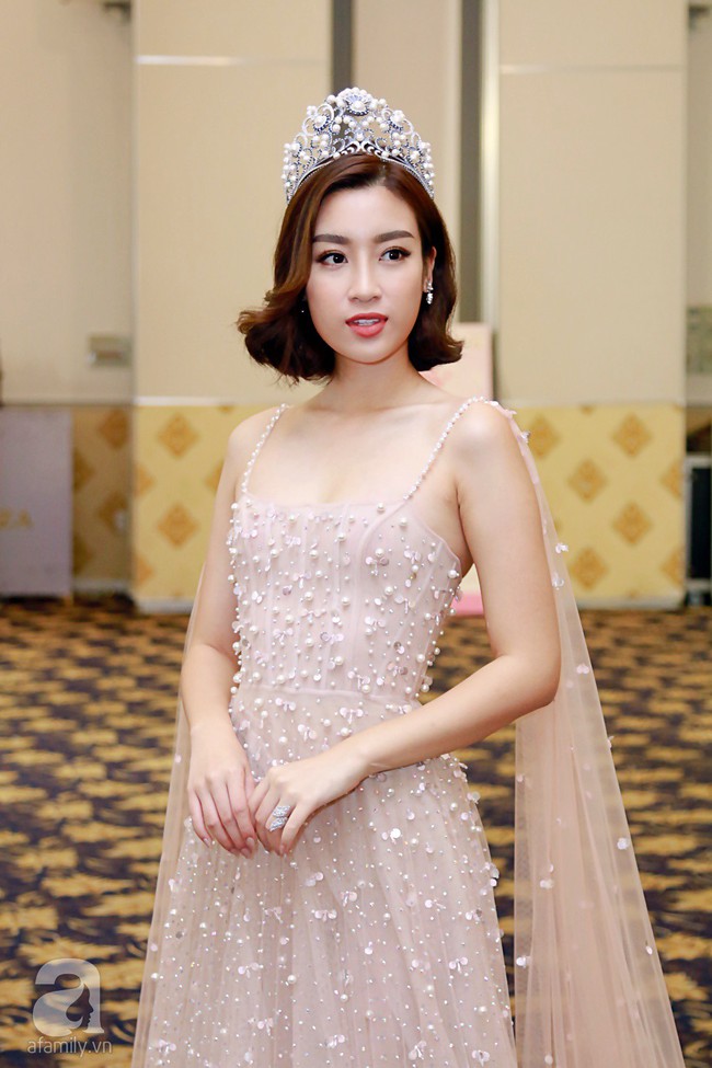 Hoa Hậu Đỗ Mỹ Linh diện váy dài quét đất lộng lẫy như công chúa trong họp báo Chung kết Hoa Hậu Việt Nam - Ảnh 3.