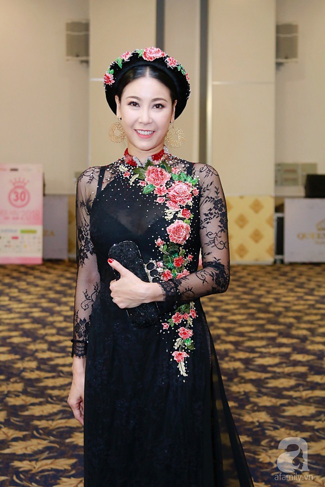 Hoa Hậu Đỗ Mỹ Linh diện váy dài quét đất lộng lẫy như công chúa trong họp báo Chung kết Hoa Hậu Việt Nam - Ảnh 4.