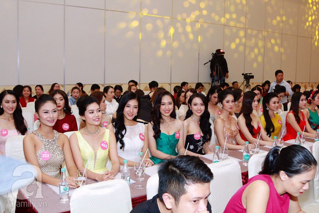 Hoa Hậu Đỗ Mỹ Linh diện váy dài quét đất lộng lẫy như công chúa trong họp báo Chung kết Hoa Hậu Việt Nam - Ảnh 8.