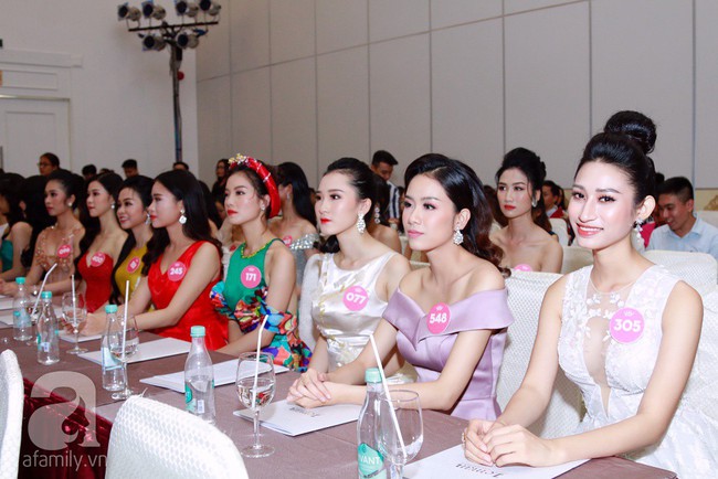 Hoa Hậu Đỗ Mỹ Linh diện váy dài quét đất lộng lẫy như công chúa trong họp báo Chung kết Hoa Hậu Việt Nam - Ảnh 11.