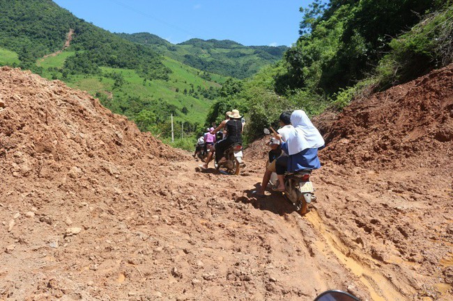 Đường độc đạo bị lũ lụt xóa sổ, học sinh vùng biên Nghệ An vượt đèo lội suối cùng giáo viên cõng gạo đến trường - Ảnh 1.