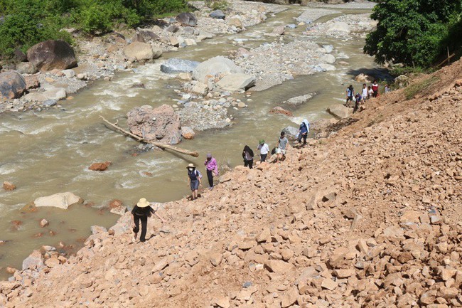 Đường độc đạo bị lũ lụt xóa sổ, học sinh vùng biên Nghệ An vượt đèo lội suối cùng giáo viên cõng gạo đến trường - Ảnh 2.