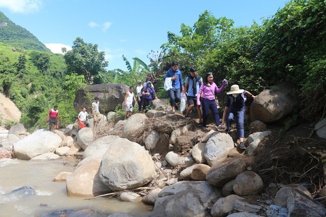 Đường độc đạo bị lũ lụt xóa sổ, học sinh vùng biên Nghệ An vượt đèo lội suối cùng giáo viên cõng gạo đến trường - Ảnh 3.