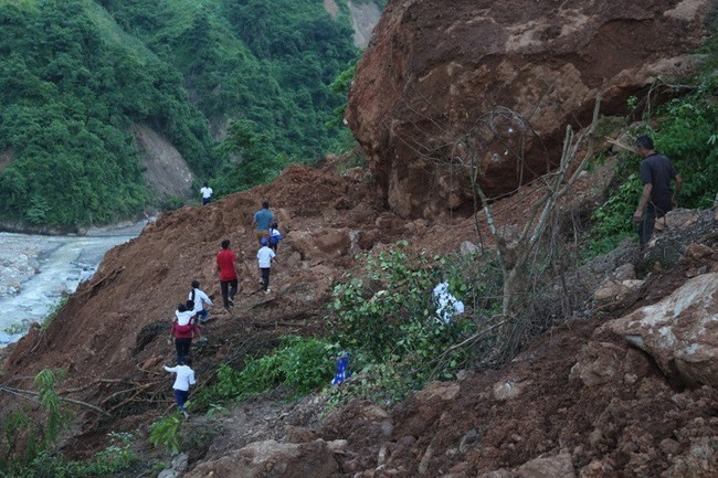 Đường độc đạo bị lũ lụt xóa sổ, học sinh vùng biên Nghệ An vượt đèo lội suối cùng giáo viên cõng gạo đến trường - Ảnh 4.