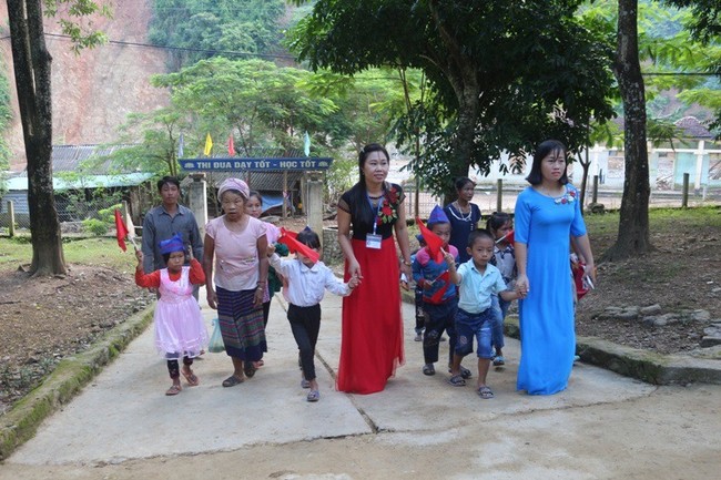Đường độc đạo bị lũ lụt xóa sổ, học sinh vùng biên Nghệ An vượt đèo lội suối cùng giáo viên cõng gạo đến trường - Ảnh 8.