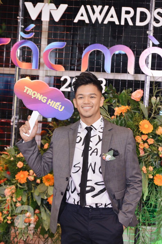 Cặp đôi Cả một đời ân oán Hồng Đăng - Hồng Diễm hội ngộ trên thảm đỏ VTV Awards 2018 - Ảnh 4. Cặp đôi Cả một đời ân oán Hồng Đăng - Hồng Diễm hội ngộ trên thảm đỏ VTV Awards 2018 - Ảnh 4.