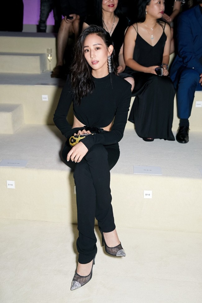 Mặc nguyên cây đồ đen tới dự show Tom Ford, Trương Quân Ninh lấn át cả chân dài của Victorias Secret tại Tuần lễ thời trang New York - Ảnh 1.