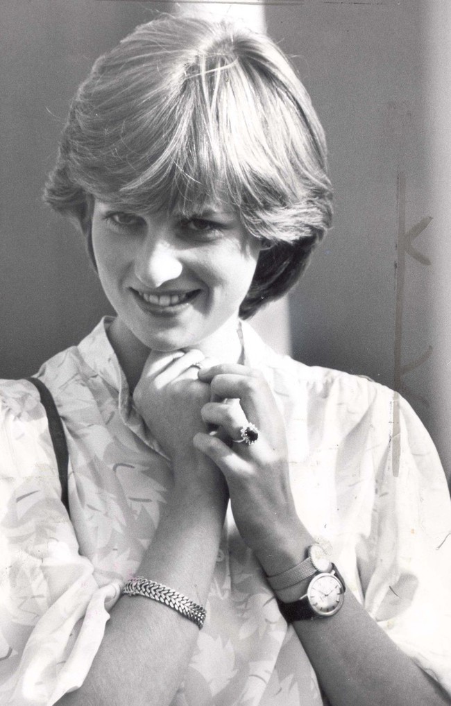 Là biểu tượng thời trang của mọi thời đại nhưng Công nương Diana đeo 2 chiếc đồng hồ 1 tay, hóa ra lý do thật sự lại ngọt ngào vậy - Ảnh 1.