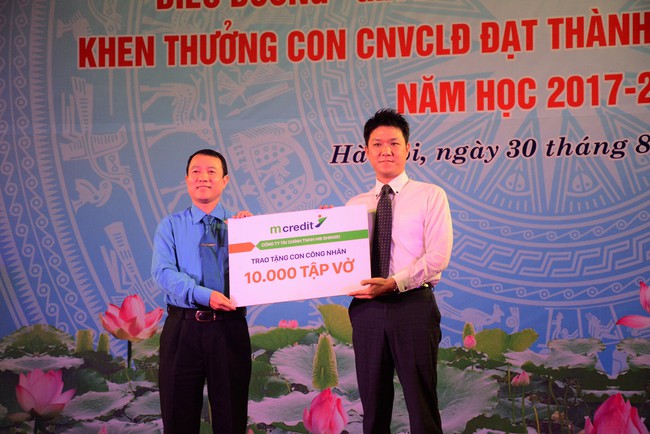 Mcredit trao 1.000 suất qu&agrave; đến con em c&ocirc;ng nh&acirc;n nh&acirc;n dịp đầu năm học mới - Ảnh 3.