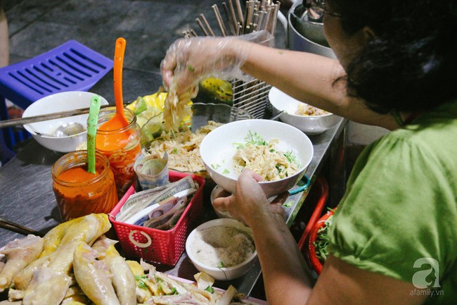 3 quán ăn nổi tiếng phải chờ lâu nhưng chủ quán rất thân thiện trong khu phố cổ - Ảnh 8.