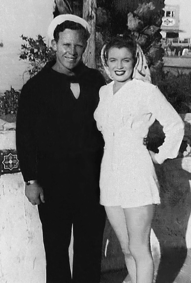 Ảnh cưới hiếm hoi của Marilyn Monroe và người chồng đầu tiên trong cuộc hôn nhân chớp nhoáng năm 16 tuổi - Ảnh 4. Ảnh cưới hiếm hoi của Marilyn Monroe và người chồng đầu tiên trong cuộc hôn nhân chớp nhoáng năm 16 tuổi - Ảnh 4.