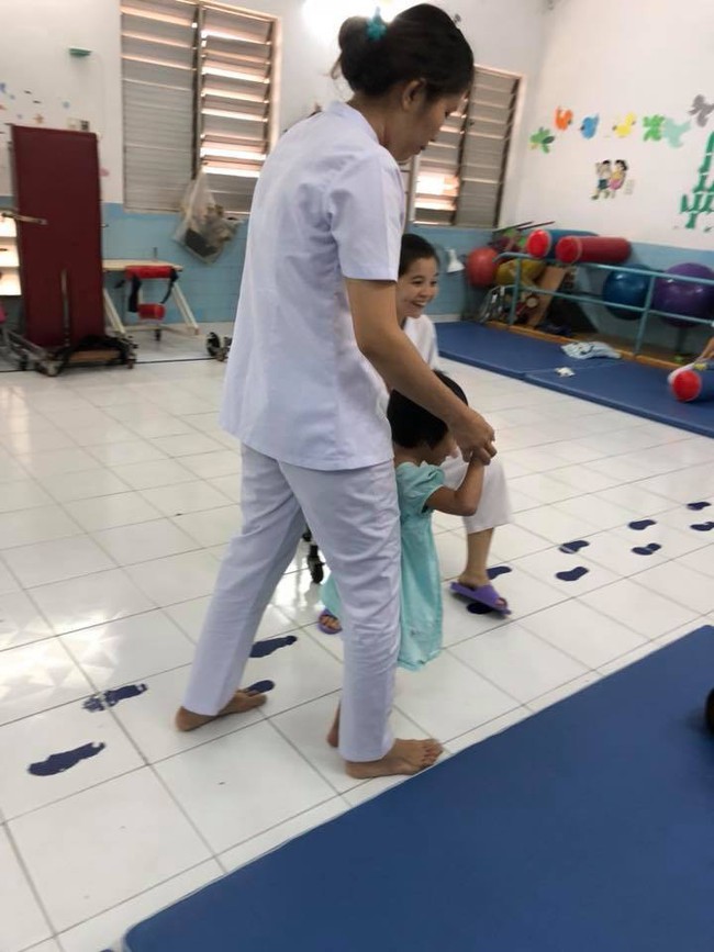 Sau 9 tháng ở với mẹ nuôi, em bé Mường Lát tật nguyền ngày nào đã được đi học chữ, ngày càng lanh lợi đáng yêu - Ảnh 5. Sau 9 tháng ở với mẹ nuôi, em bé Mường Lát tật nguyền ngày nào đã được đi học chữ, ngày càng lanh lợi đáng yêu - Ảnh 5.