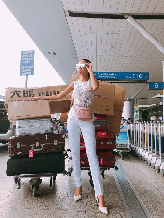 Khả Trang gây chú ý ở sân bay với đôi chân dài 1,14m và hành lý chất ngồn ngộn - Ảnh 2.