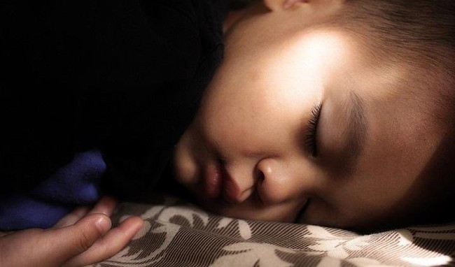 Nhìn số thời gian ngủ cho bé theo từng độ tuổi được khuyến cáo dưới đây, hẳn nhiều mẹ sẽ giật mình vì con đang thiếu ngủ trầm trọng - Ảnh 4.