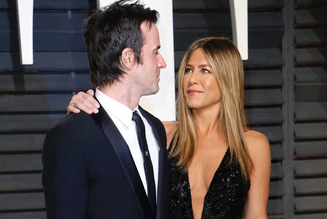 Jennifer Aniston gây chú ý khi diện áo mỏng tang, tự tin khoe vòng 1 trên phố  - Ảnh 3.