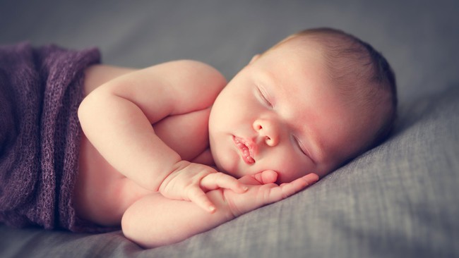 Nhìn số thời gian ngủ cho bé theo từng độ tuổi được khuyến cáo dưới đây, hẳn nhiều mẹ sẽ giật mình vì con đang thiếu ngủ trầm trọng - Ảnh 1.